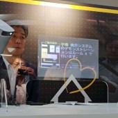 Dịch lời nói thành văn bản trên màn hình cho khách du lịch